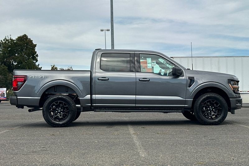 Ford F-150 Vehicle Full-screen Gallery Image 02