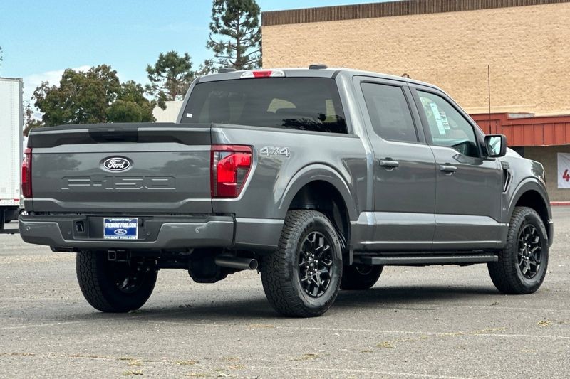 Ford F-150 Vehicle Full-screen Gallery Image 03