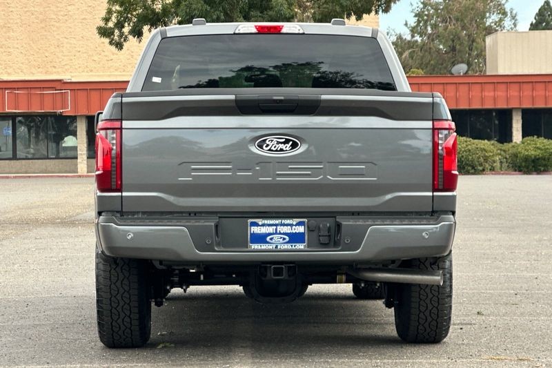 Ford F-150 Vehicle Full-screen Gallery Image 04