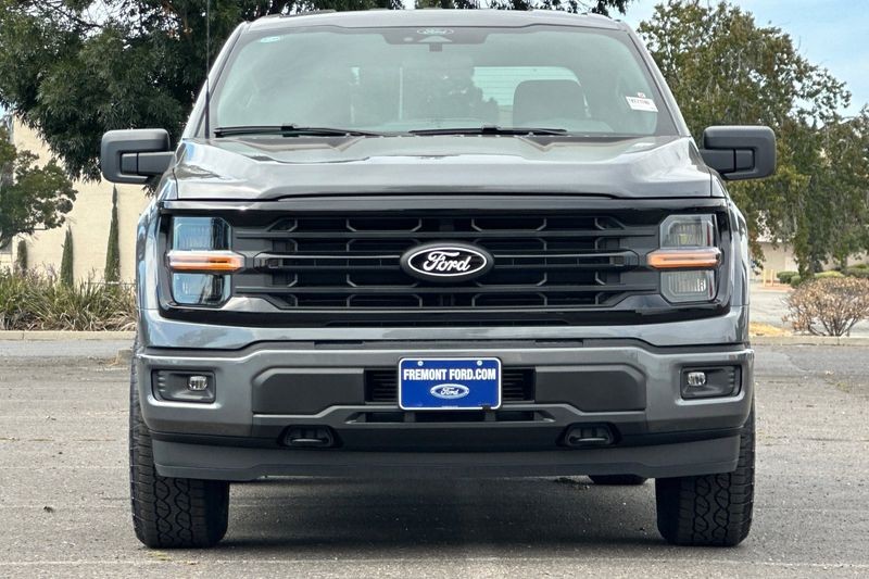 Ford F-150 Vehicle Full-screen Gallery Image 08