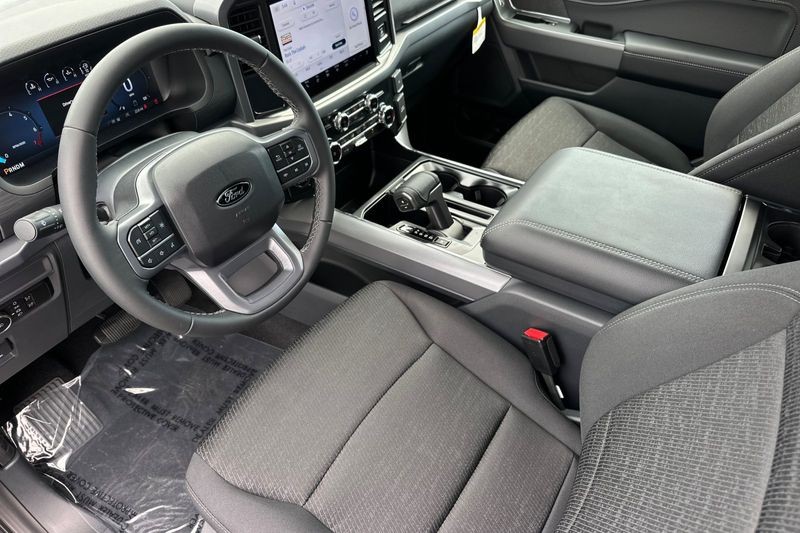 Ford F-150 Vehicle Full-screen Gallery Image 09