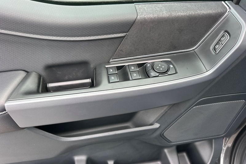 Ford F-150 Vehicle Full-screen Gallery Image 10