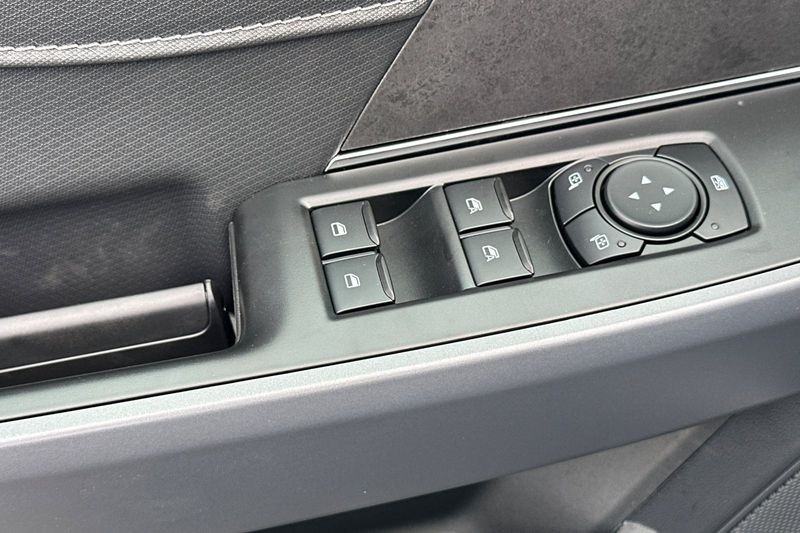 Ford F-150 Vehicle Full-screen Gallery Image 11