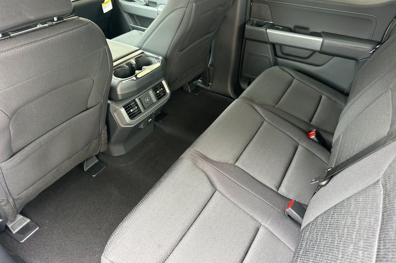 Ford F-150 Vehicle Full-screen Gallery Image 12