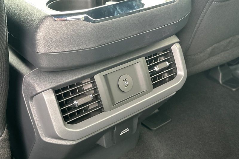 Ford F-150 Vehicle Full-screen Gallery Image 13
