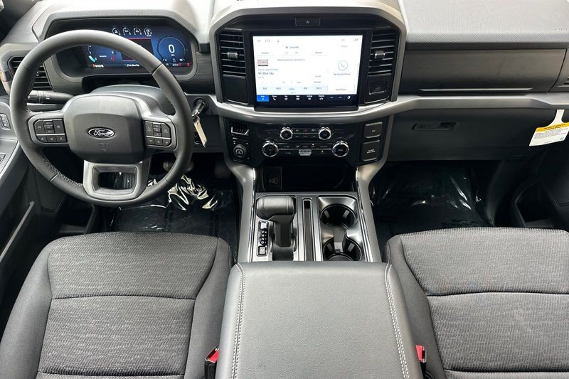 Ford F-150 Vehicle Full-screen Gallery Image 14
