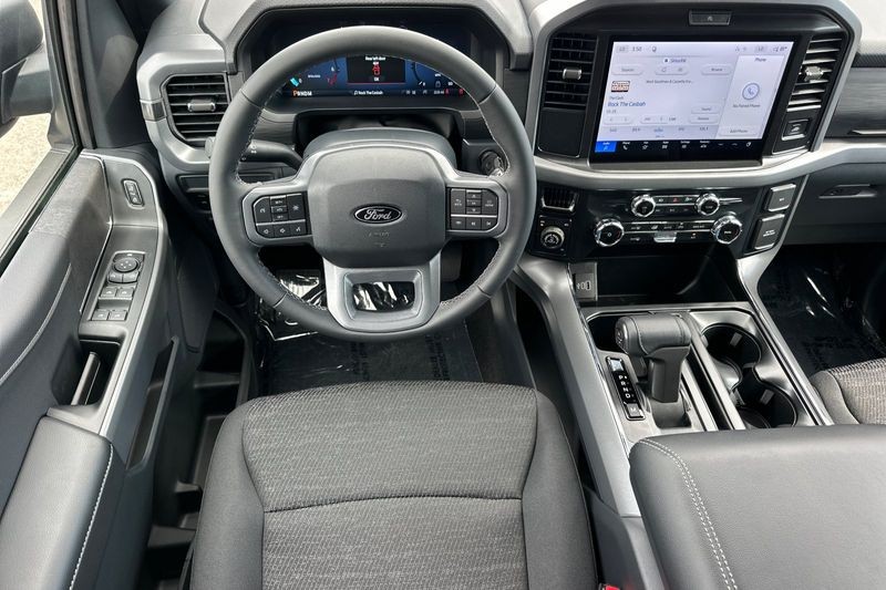 Ford F-150 Vehicle Full-screen Gallery Image 15