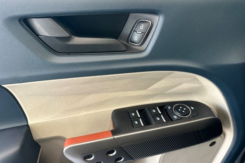 Ford Maverick Vehicle Full-screen Gallery Image 10