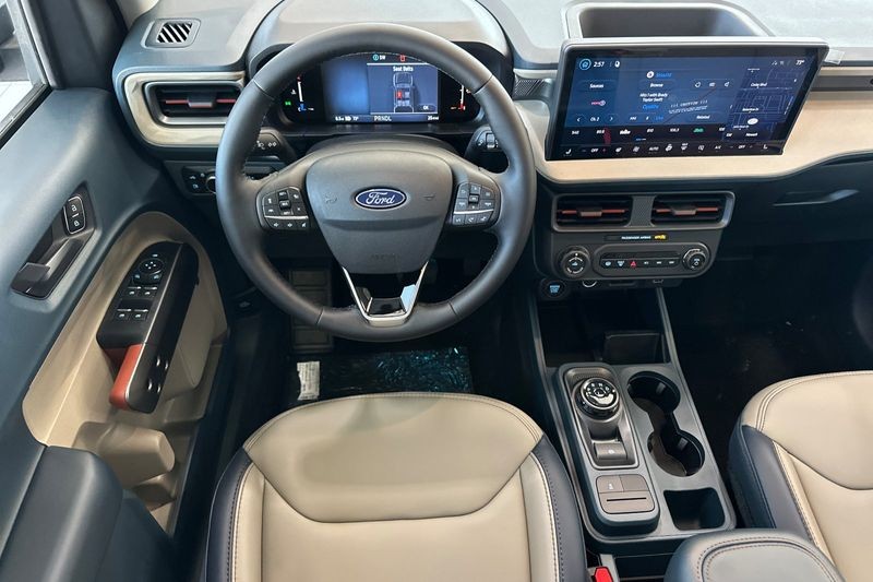 Ford Maverick Vehicle Full-screen Gallery Image 15