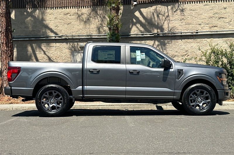 Ford F-150 Vehicle Full-screen Gallery Image 02