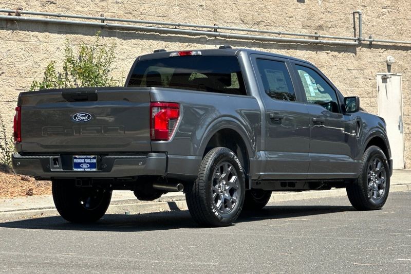 Ford F-150 Vehicle Full-screen Gallery Image 03