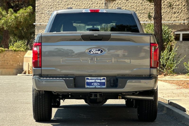 Ford F-150 Vehicle Full-screen Gallery Image 04
