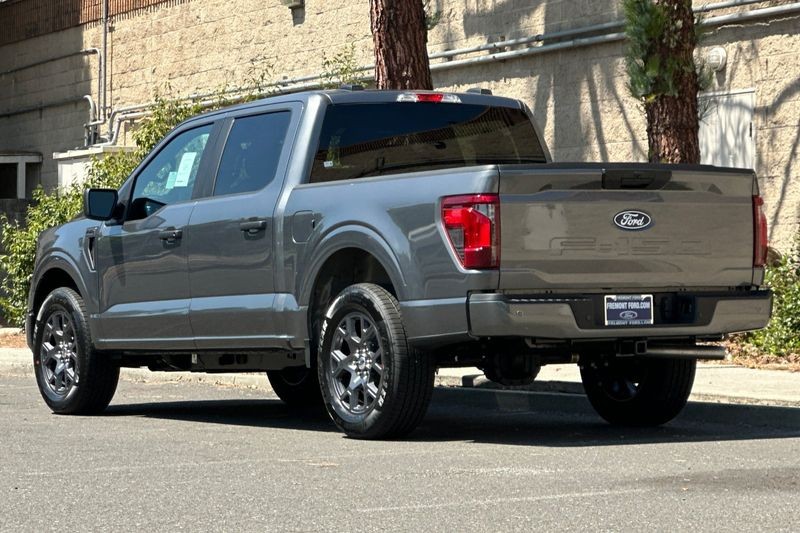 Ford F-150 Vehicle Full-screen Gallery Image 05