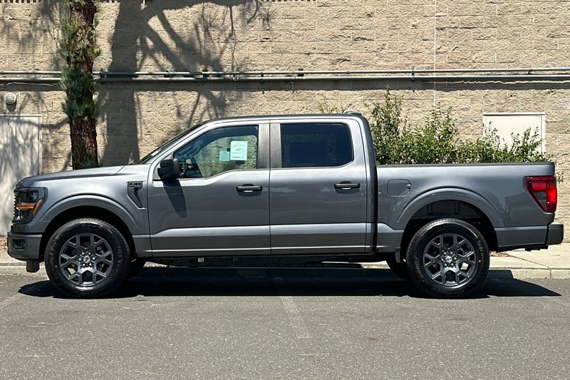Ford F-150 Vehicle Full-screen Gallery Image 06