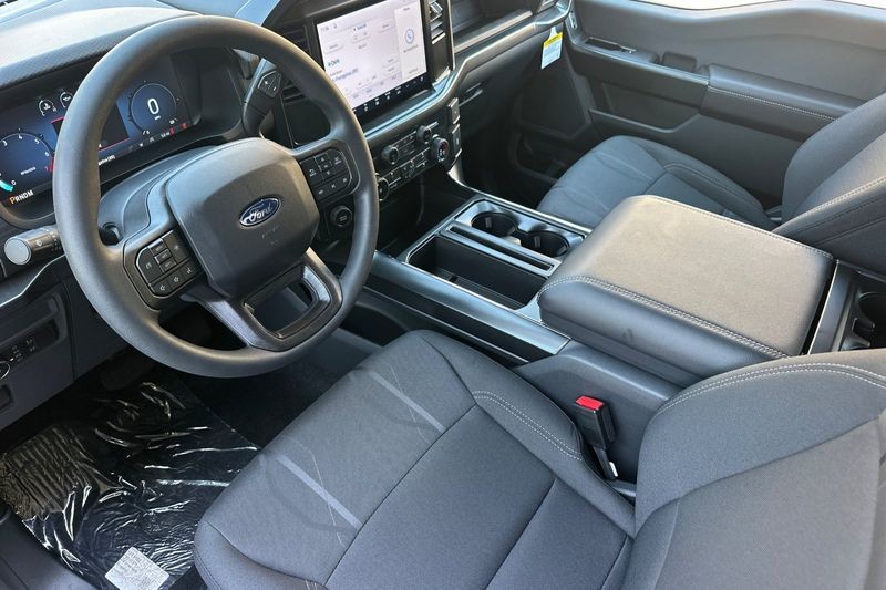 Ford F-150 Vehicle Full-screen Gallery Image 09