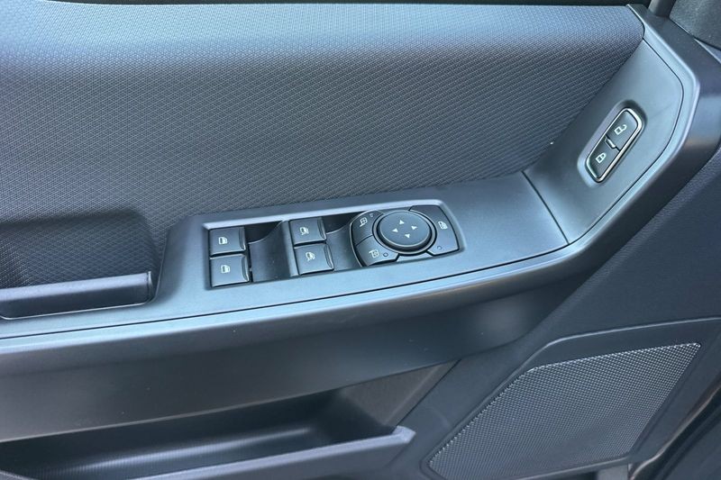 Ford F-150 Vehicle Full-screen Gallery Image 10