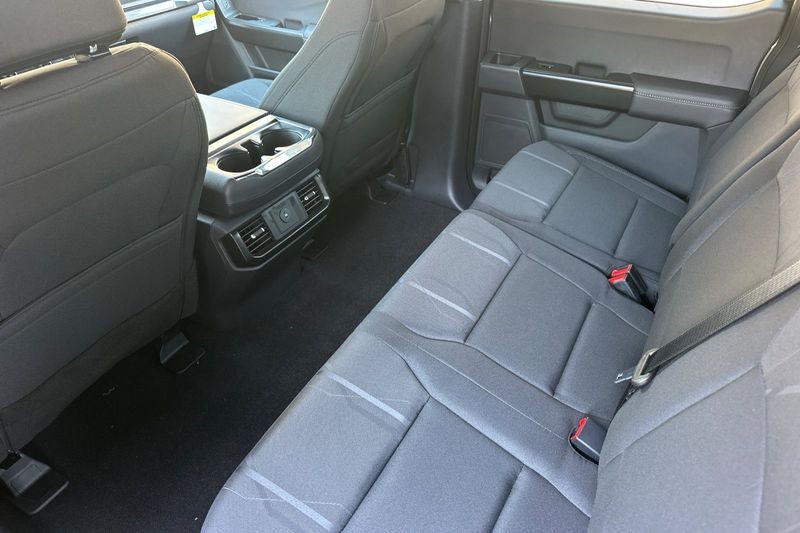 Ford F-150 Vehicle Full-screen Gallery Image 12