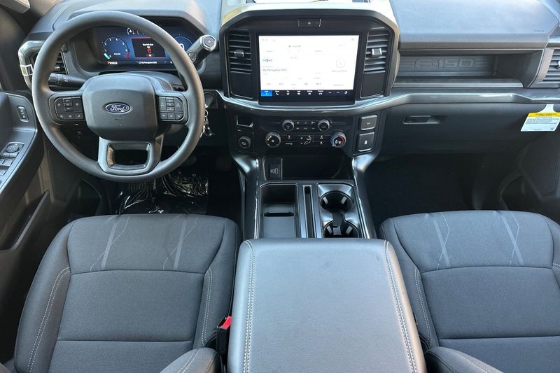 Ford F-150 Vehicle Full-screen Gallery Image 14