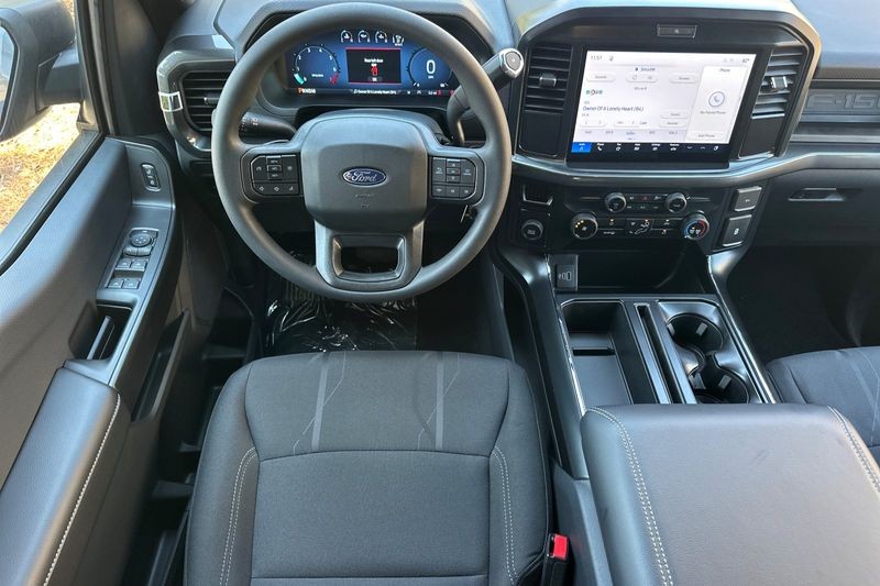 Ford F-150 Vehicle Full-screen Gallery Image 15