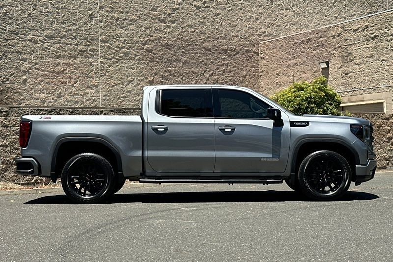 GMC Sierra 1500 Vehicle Full-screen Gallery Image 02