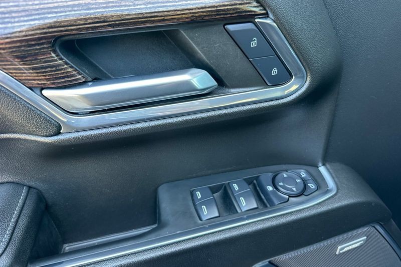 GMC Sierra 1500 Vehicle Full-screen Gallery Image 11