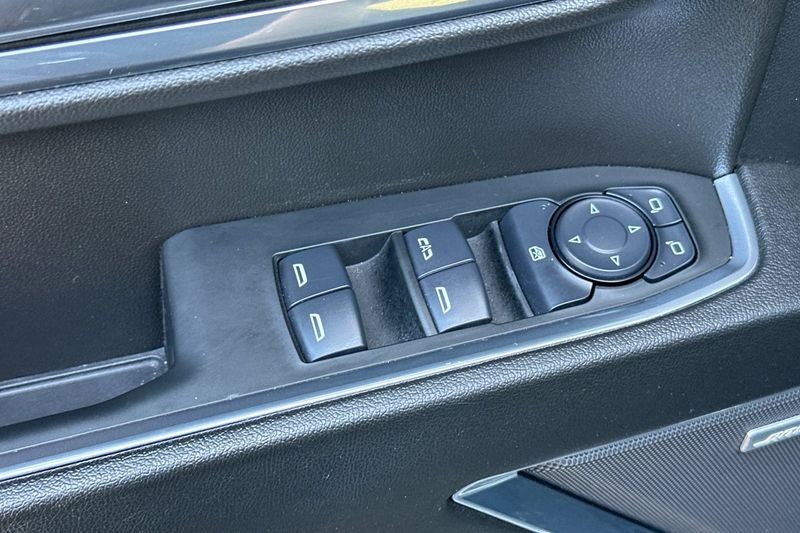 GMC Sierra 1500 Vehicle Full-screen Gallery Image 12