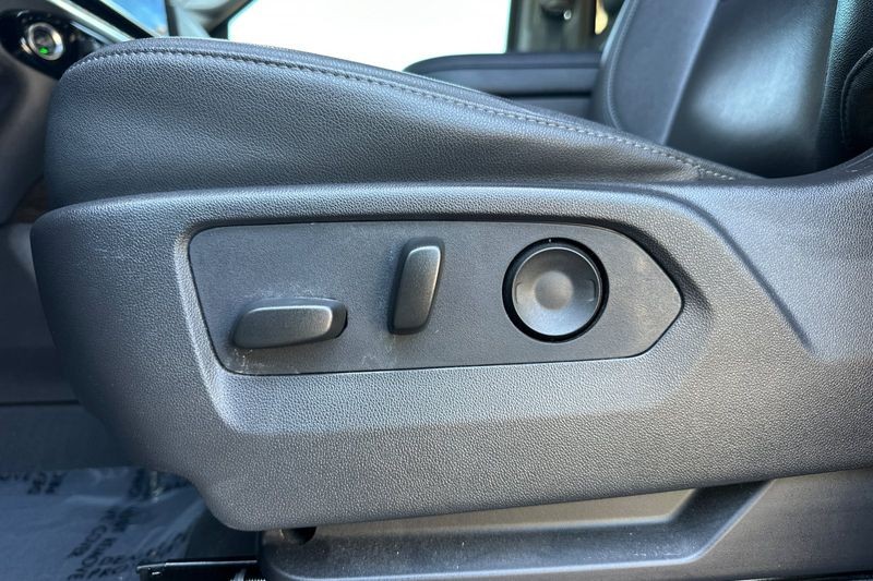 GMC Sierra 1500 Vehicle Full-screen Gallery Image 13
