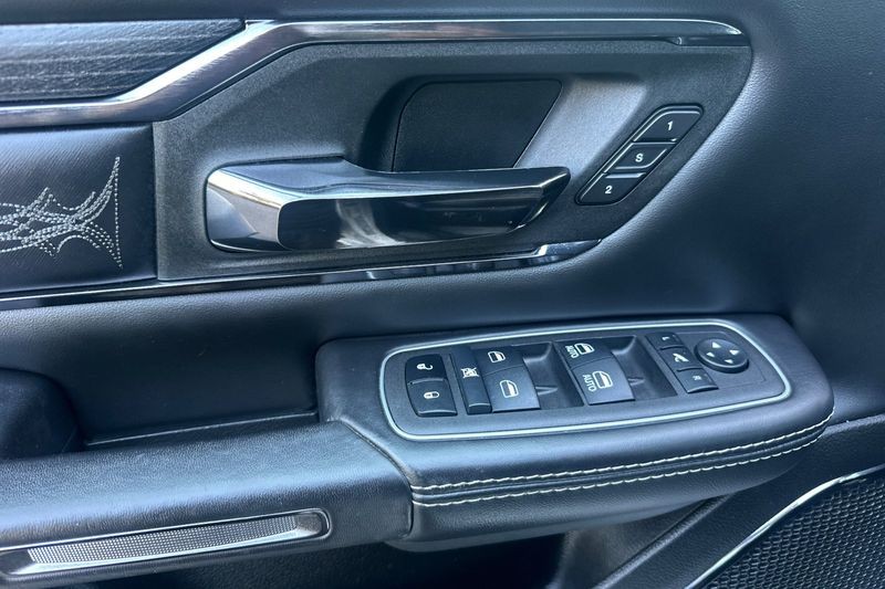 Ram 1500 Vehicle Full-screen Gallery Image 11