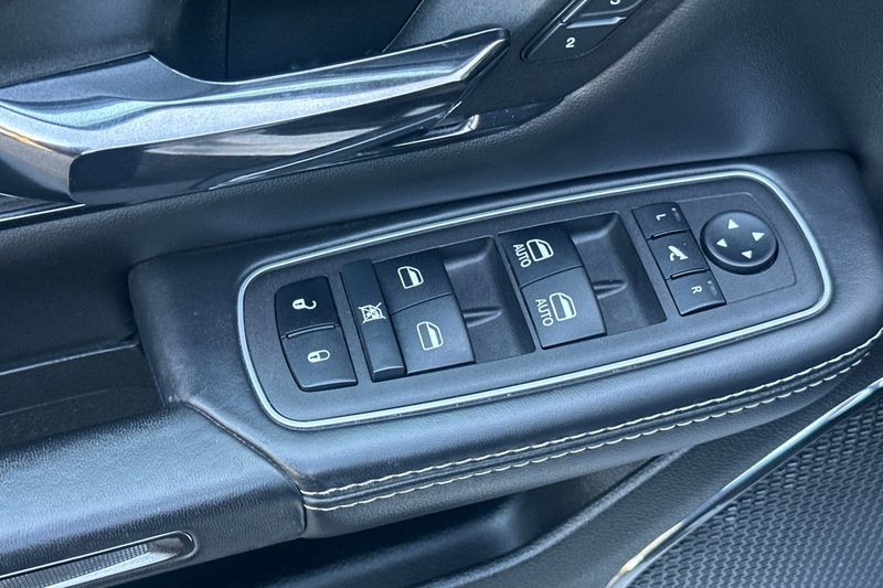 Ram 1500 Vehicle Full-screen Gallery Image 12