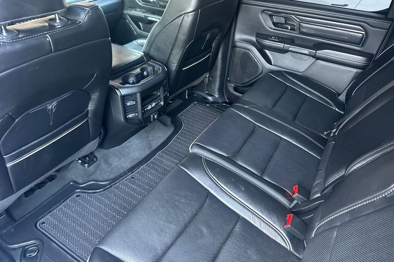 Ram 1500 Vehicle Full-screen Gallery Image 14
