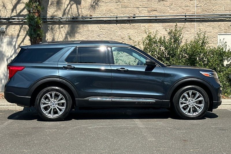 Ford Explorer Vehicle Full-screen Gallery Image 02