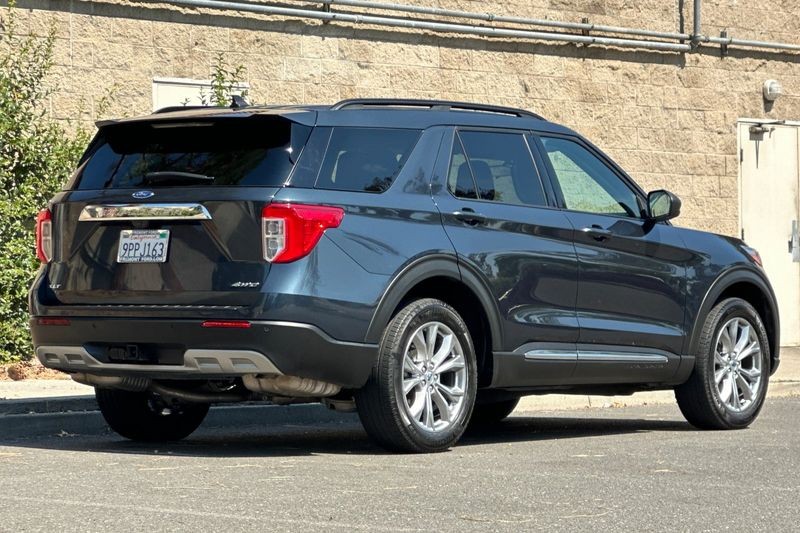 Ford Explorer Vehicle Full-screen Gallery Image 03