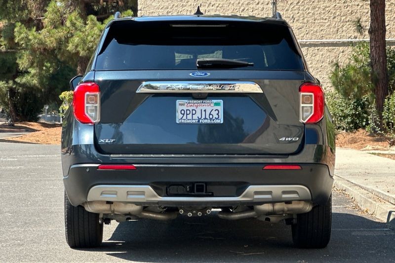 Ford Explorer Vehicle Full-screen Gallery Image 04