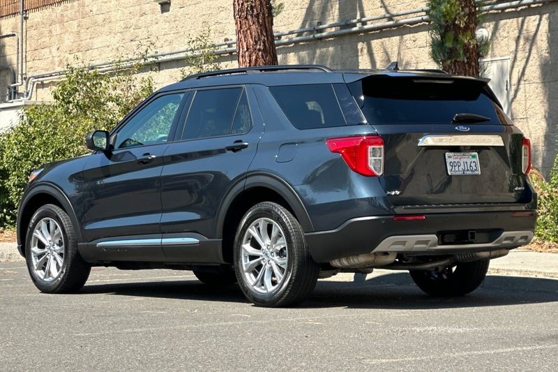 Ford Explorer Vehicle Full-screen Gallery Image 05