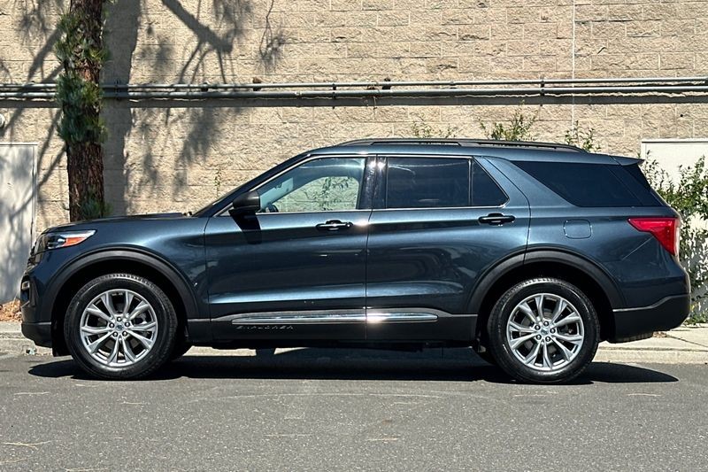 Ford Explorer Vehicle Full-screen Gallery Image 07