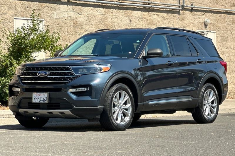 Ford Explorer Vehicle Full-screen Gallery Image 08