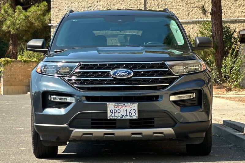 Ford Explorer Vehicle Full-screen Gallery Image 09