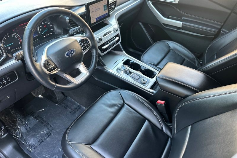 Ford Explorer Vehicle Full-screen Gallery Image 10