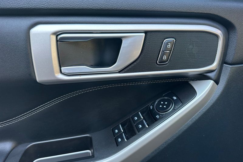 Ford Explorer Vehicle Full-screen Gallery Image 11