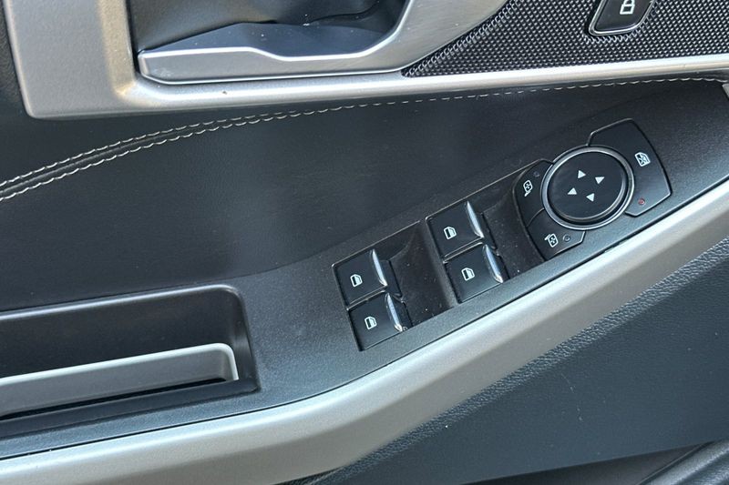 Ford Explorer Vehicle Full-screen Gallery Image 12