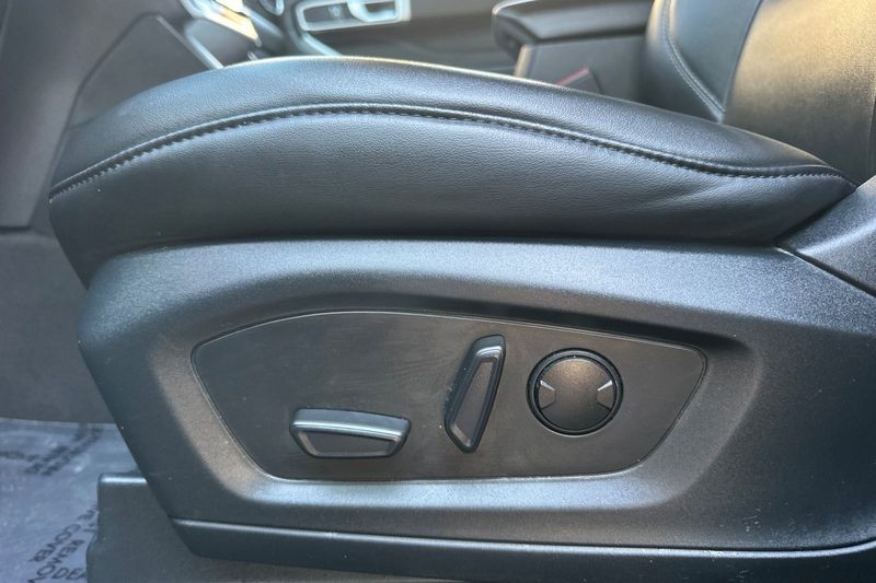 Ford Explorer Vehicle Full-screen Gallery Image 13