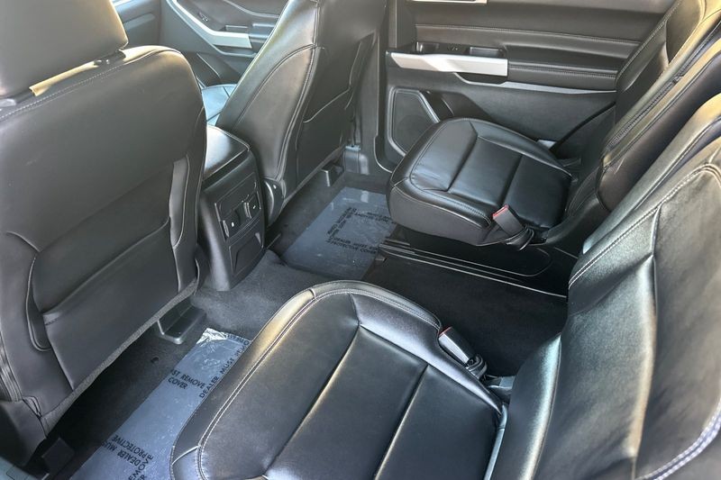 Ford Explorer Vehicle Full-screen Gallery Image 14