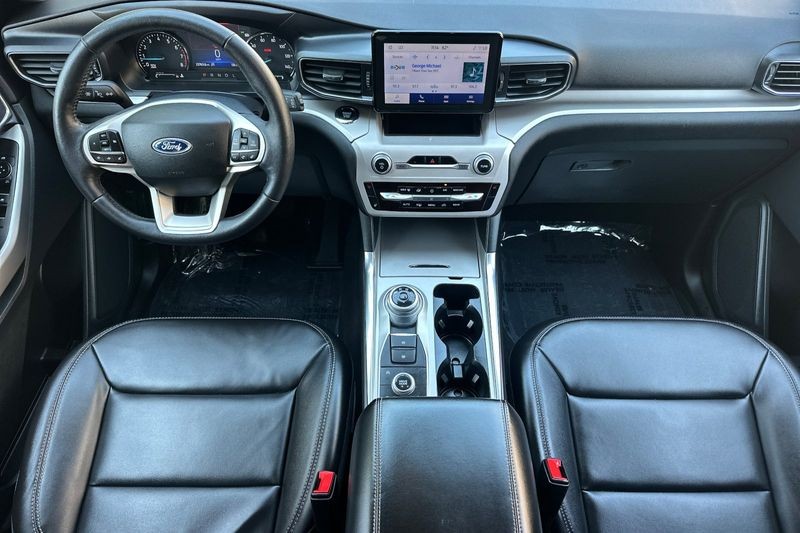 Ford Explorer Vehicle Full-screen Gallery Image 15