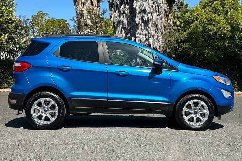 Ford EcoSport Vehicle Full-screen Gallery Image 02