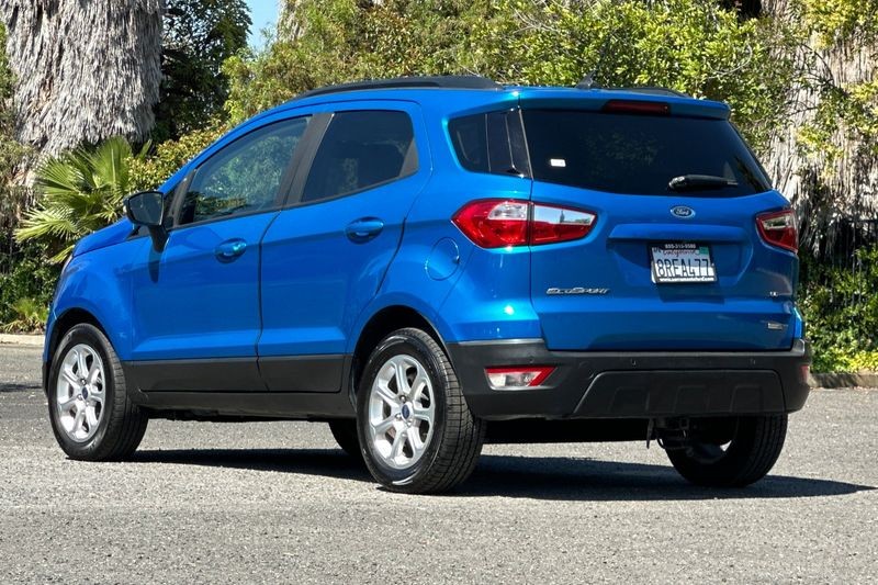 Ford EcoSport Vehicle Full-screen Gallery Image 05