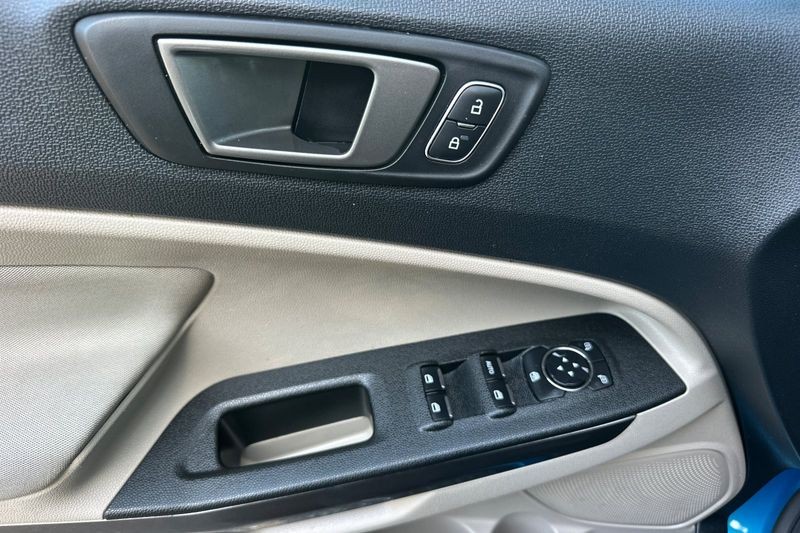 Ford EcoSport Vehicle Full-screen Gallery Image 11