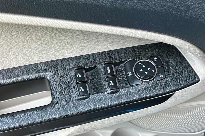 Ford EcoSport Vehicle Full-screen Gallery Image 12