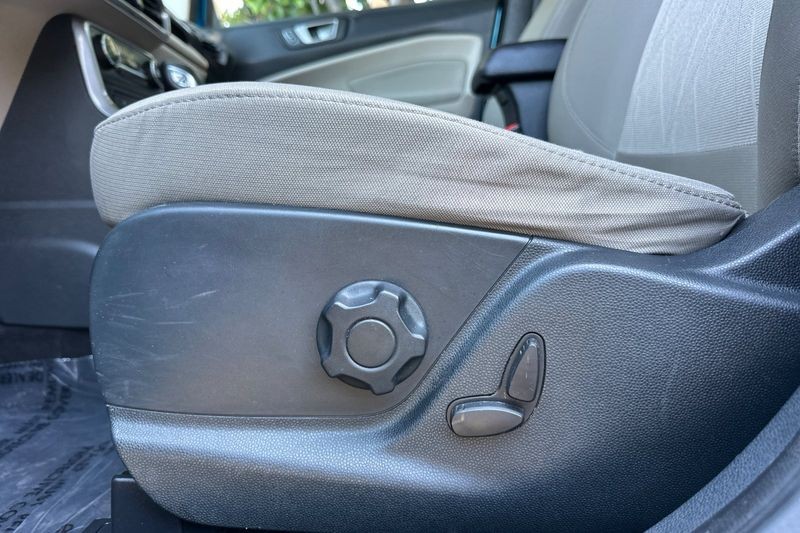 Ford EcoSport Vehicle Full-screen Gallery Image 13
