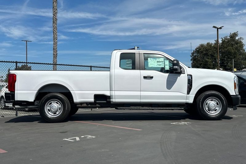 Ford F-250SD Vehicle Full-screen Gallery Image 02