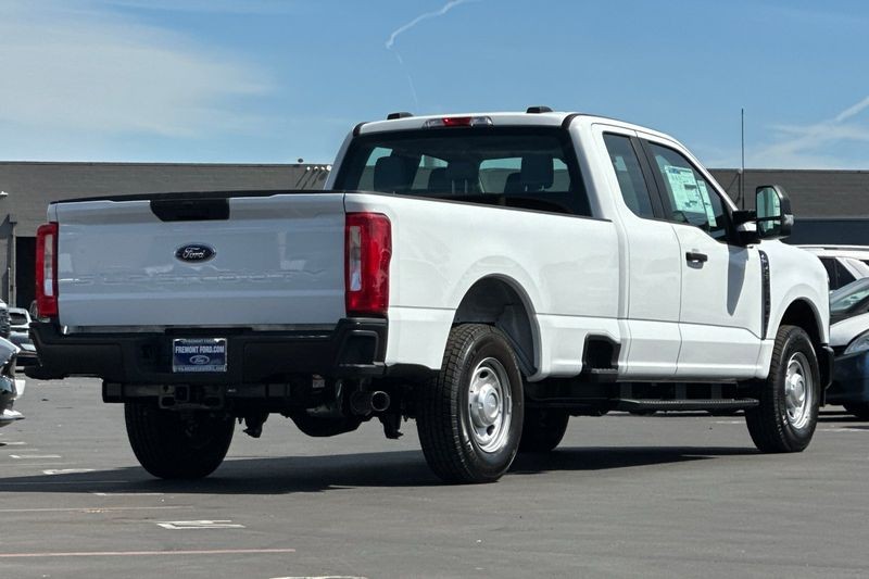 Ford F-250SD Vehicle Full-screen Gallery Image 03